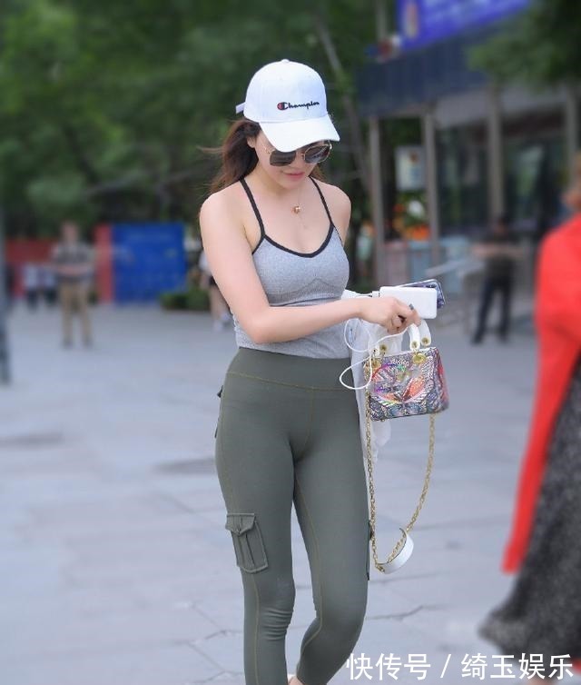 洋气 打底裤的打扮优雅随性穿出自己的格调气质,充满时尚风!