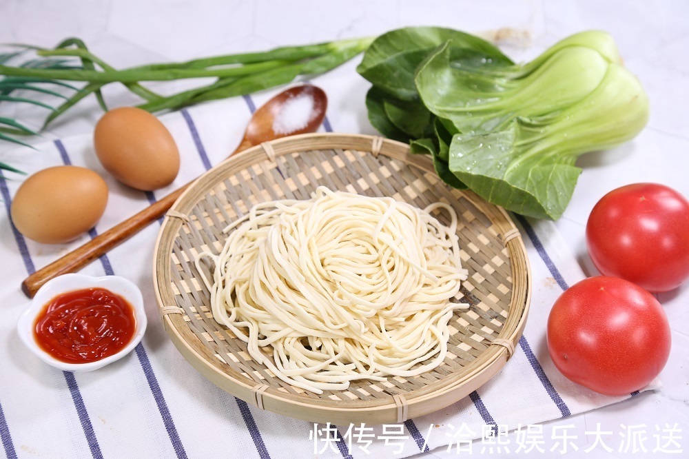 做法超简单的西红柿鸡蛋面，爽滑筋道，美味可口，老少都爱吃