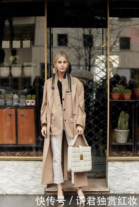 今秋“卡其色+风衣”被穿火了,经典时髦还高级,太适合中年女性