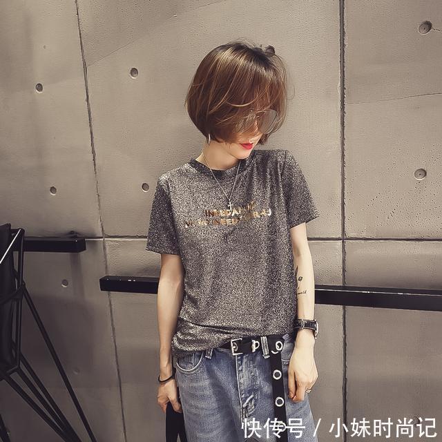 甜美 甜美的女孩穿蕾丝,有态度的girl穿风格T恤