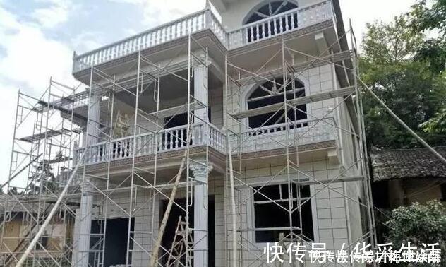 农村|农村小伙给父母盖的养老房,2万多的大门全村轰动,纷纷吐槽丑