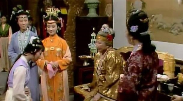 王熙凤|红楼梦中的贾母,极尽富贵和优雅,细看之下,才貌双全最令人嫉妒