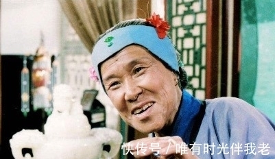 贾母|薛宝钗乐于助人,为何对刘姥姥一毛不拔?看看后者做了什么丑事