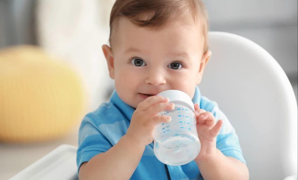 婴儿|新生儿出生后先喝奶还是水 喝错影响发育, 母乳少的妈妈别做错