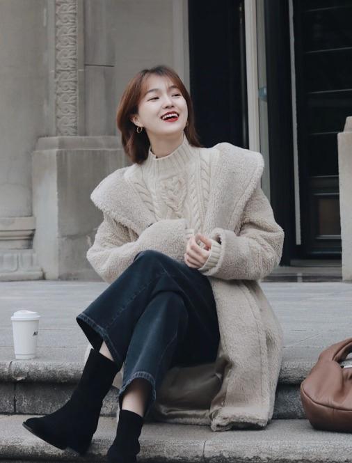 搭配 秋冬衣服别乱买，常备“高领衫”，搭配大衣、羽绒服都洋气