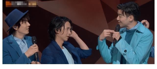 伴奏者|《哥哥》最新一期舞臺播出，霍尊被模糊處理，全程只有1只手出鏡