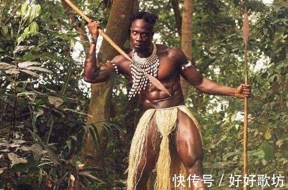 非洲|非洲部落:全是型男8块腹肌手撕牛肉,女子生孩子像母鸡下蛋