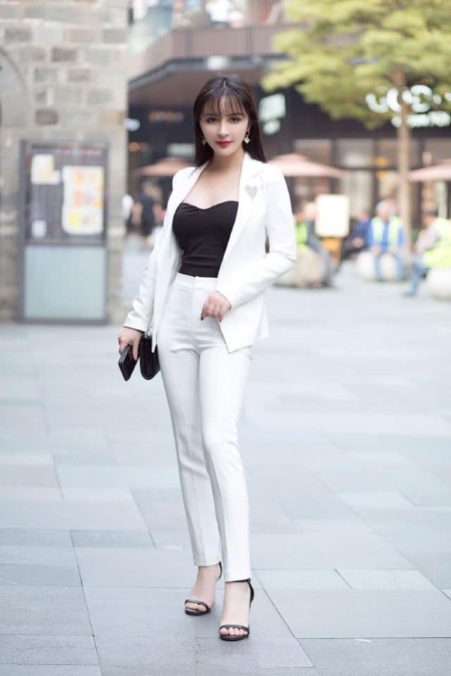 街拍:清新清秀的时尚美女,蓝色的休闲装搭配很显拉风帅气