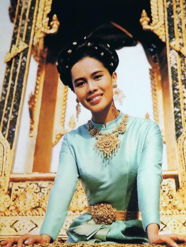 苏提达王后|泰国太后年轻时靠粉宝石撑场面如今瘫痪多年,脸庞怎么变这么黑