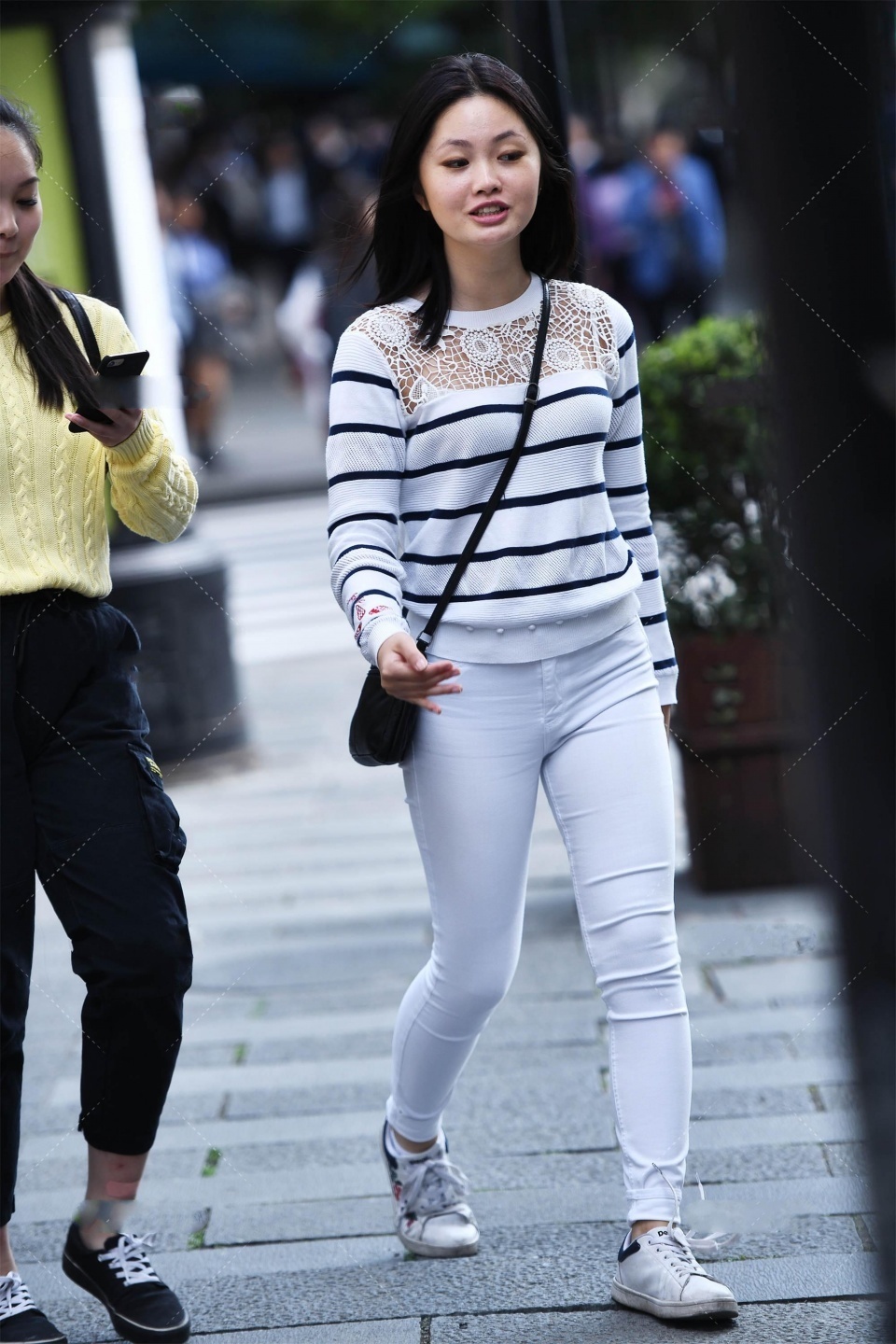 颜色|美女街拍:白色条纹上衣, 搭配同色铅笔裤, 整体浅色系穿搭