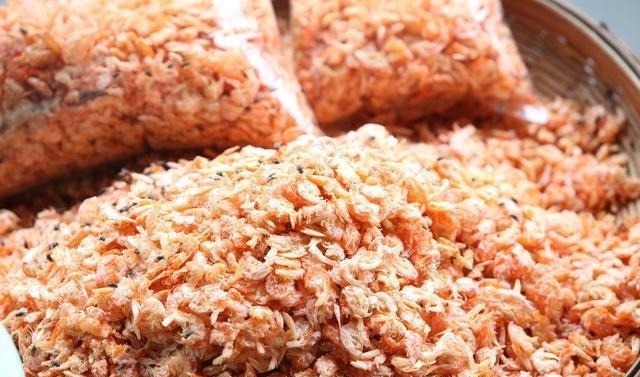 买虾皮时,选白色的还是浅红色的?渔民告诉你答案,买错了多花钱