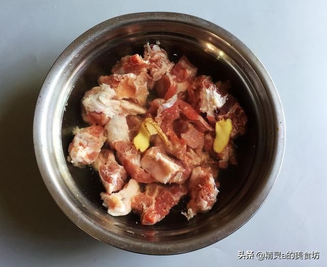 条腿|排骨的最佳CP是“它”，不红烧不卤煮，这样做鲜美可口，吃不腻
