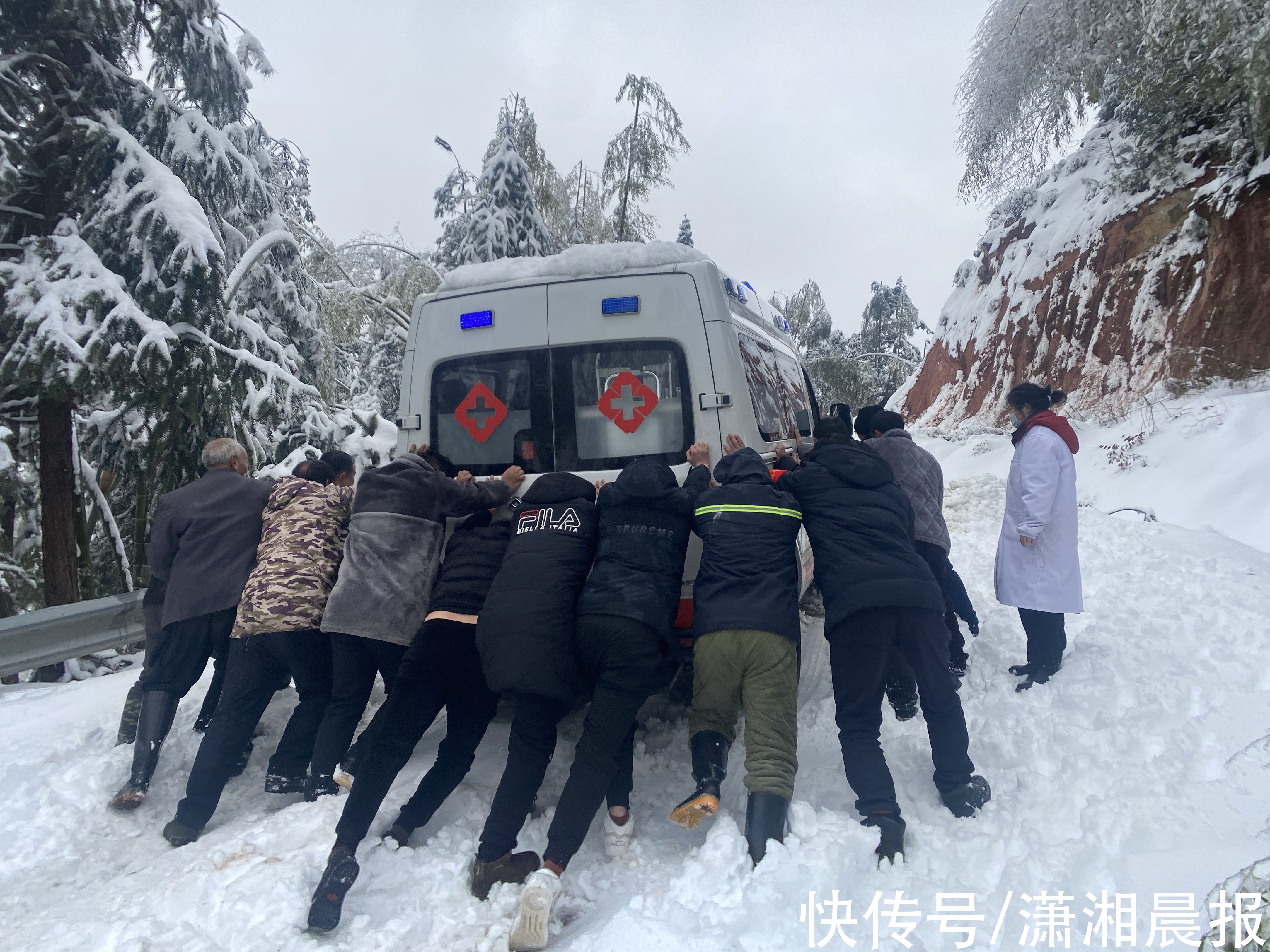 救援|邵阳50多人推着救护车积雪中艰难前行，一天两次生死救援