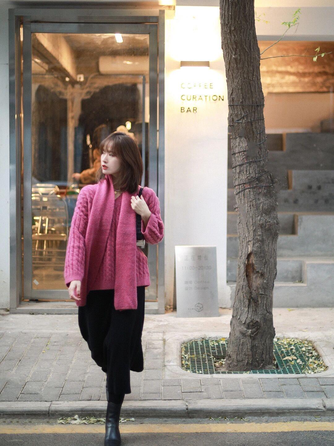 子女生 冬天毛衣怎样搭配出时尚感!紫色毛衣搭配皮裙,高级又不失个性!