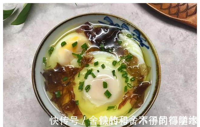 煮荷包蛋时,冷水下锅还是开水下锅?学会这三招,鸡蛋圆嫩不散