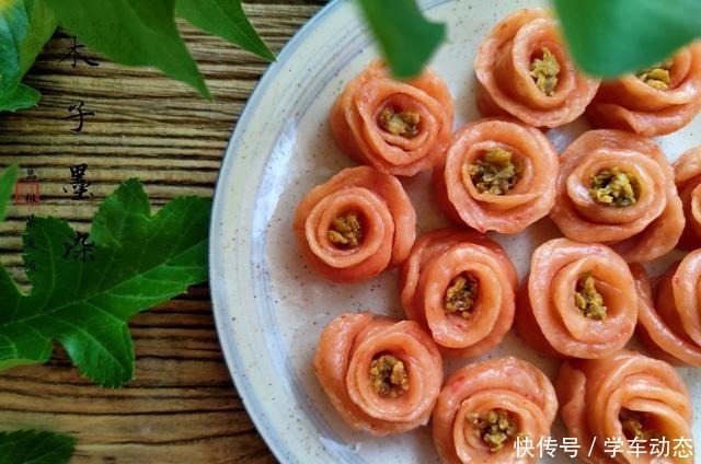 西红柿鸡蛋面,也可以做成花朵的模样,学会了送给她