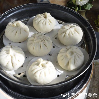 鲜嫩多汁的白菜猪肉包一次你能吃几个