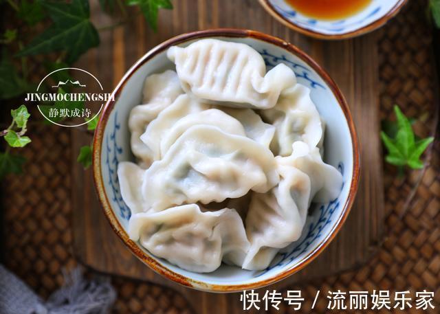 调韭菜馅儿时,只要记住调味顺序,韭菜就不会出水,饺子鲜汁四溢