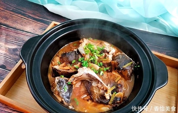 这菜简单,腌一腌,焖一焖,热乎乎地上桌了,鲜香下饭