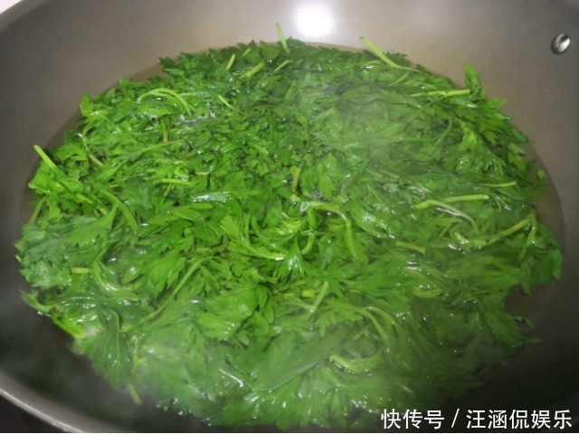 颈椎病|48岁妇女患颈椎病，竟用一把艾叶给治好了，颈椎不好的学起来