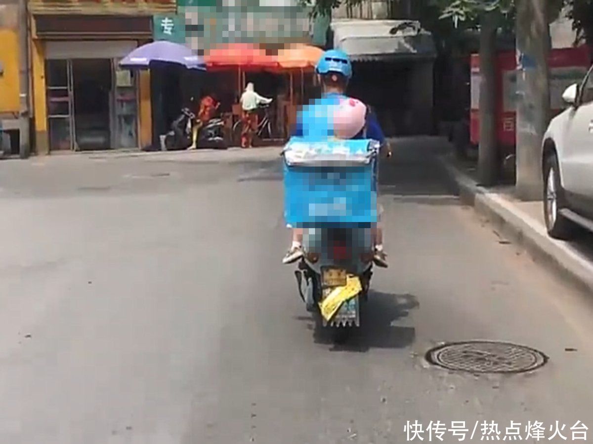 孩子|爸爸送外卖妈妈当服务员，2岁娃快乐成长，没钱也能养好孩子