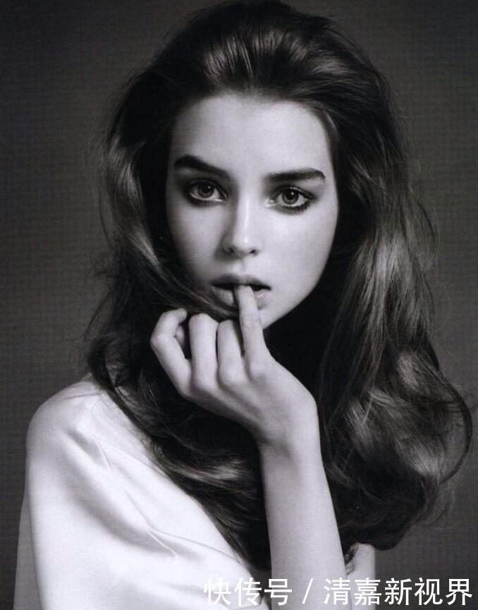 超模界|超模界的“时尚老妖精”,身材似妙龄少女,89岁还坐拥鲜肉小男友