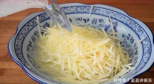 土豆丝里打3个鸡蛋,居然这么好吃,我家一周做6次,上桌就抢光