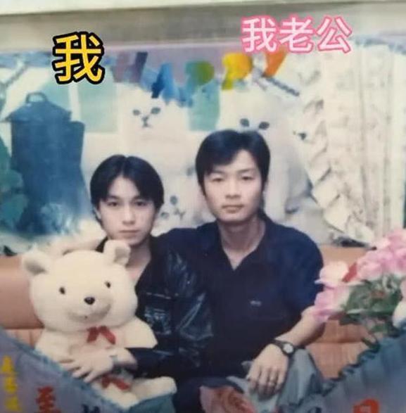 小孩|“妈,你是我爸的结拜兄弟吧”,网友晒爸妈合照,令人哭笑不得