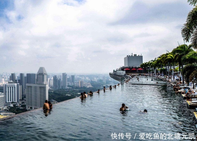 最刺激的高空泳池，位于55层楼顶之上，非常考验人的胆量！