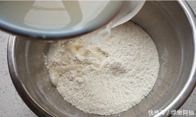 老酵面发|发面时,只放酵母就大错特错,多加此2样,蒸出来馒头又香又暄软