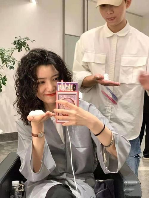 发蜡|烫了羊毛卷不会打理?简单的湿发造型一学就会,发型时髦又洋气