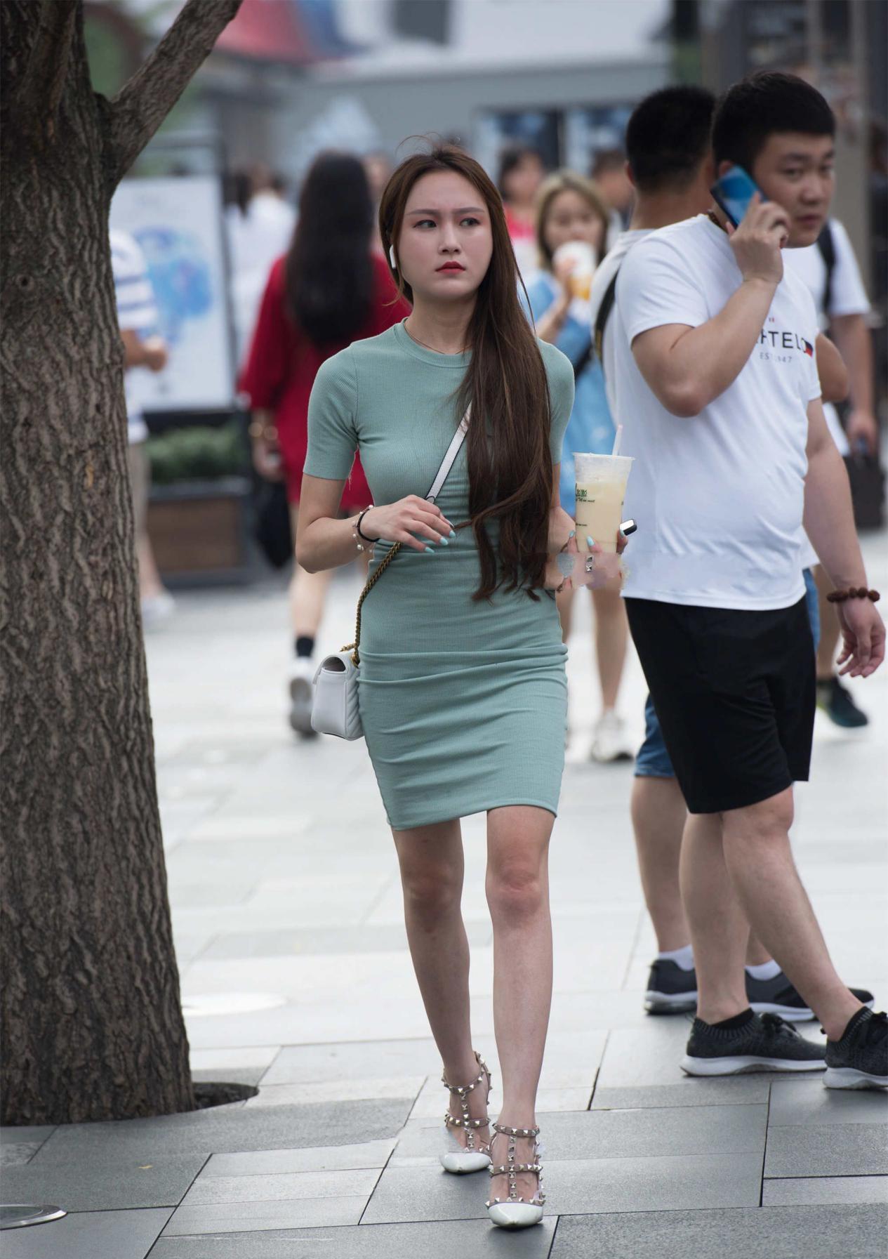 毛衣裙|绿色毛衣裙，搭配铆钉白色高跟鞋，同色系美甲时尚洋气