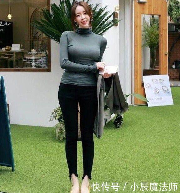 美女穿搭简洁的设计看上去非常修身，打底裤大方又不失美感优雅