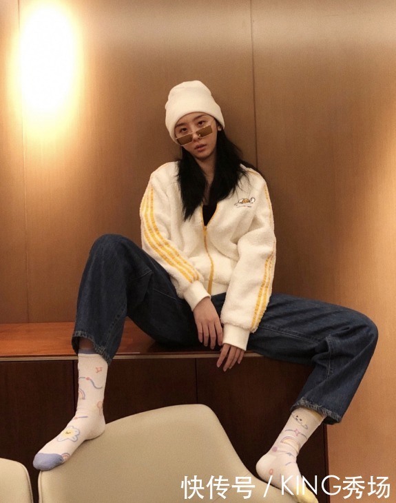 搭配|“清冷美人”赵小棠,穿深V领连衣裙,大秀完美身姿超吸睛