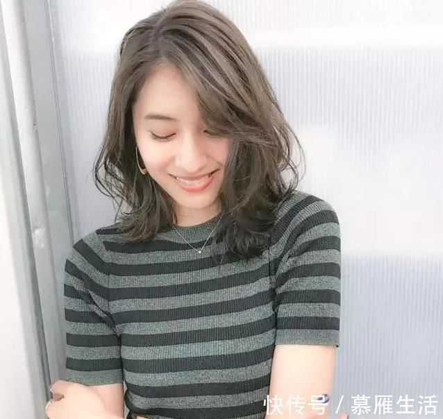 酒红色|50多岁的女人该不该染发?酒红色和板栗色适合吗?肤色决定发色