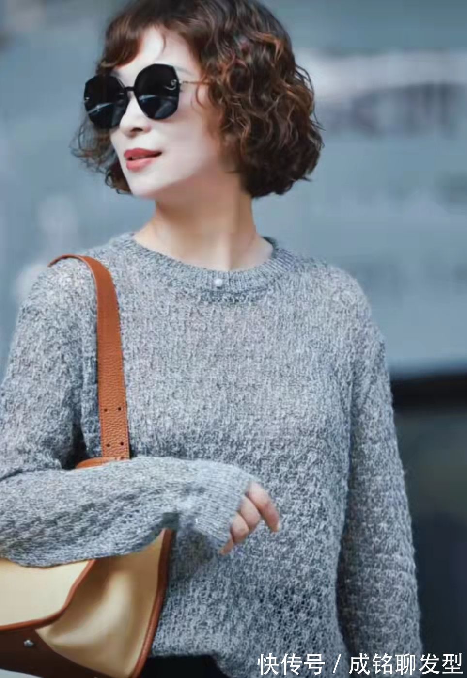 搭配|这才是50岁女人该有的装扮,洋气卷发配时髦穿搭,优雅大气又高级