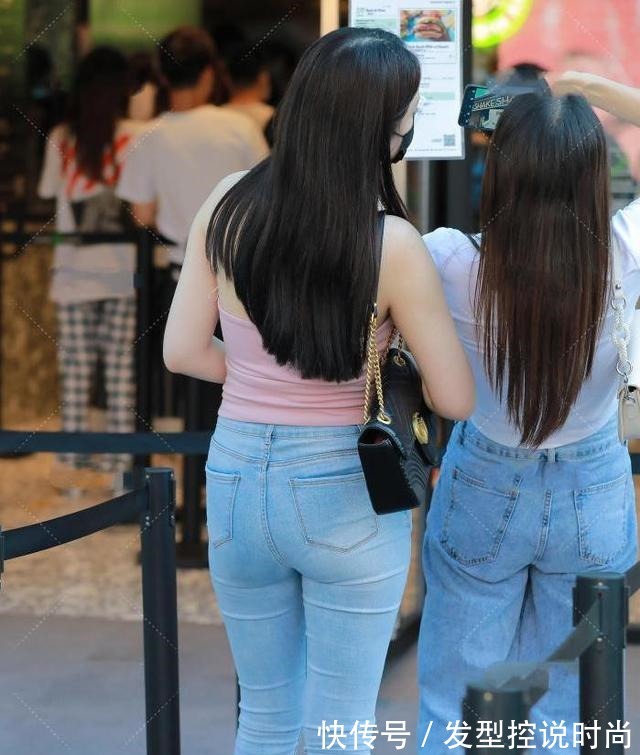 小妹妹 粉色挂脖上衣搭配浅色牛仔裤,青春减龄,尽显优雅气质!