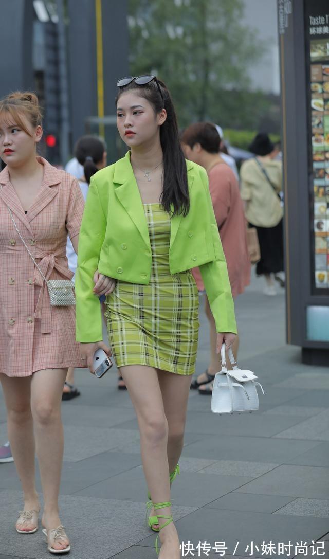 西装裙|街拍:职业女性穿搭别困惑,两件套西装裙和尖头细跟鞋,穿出轻熟风
