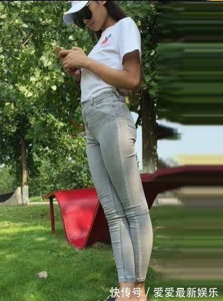 女人 穿紧身牛仔裤,完美勾勒出女人身形,女性魅力淋漓尽致!