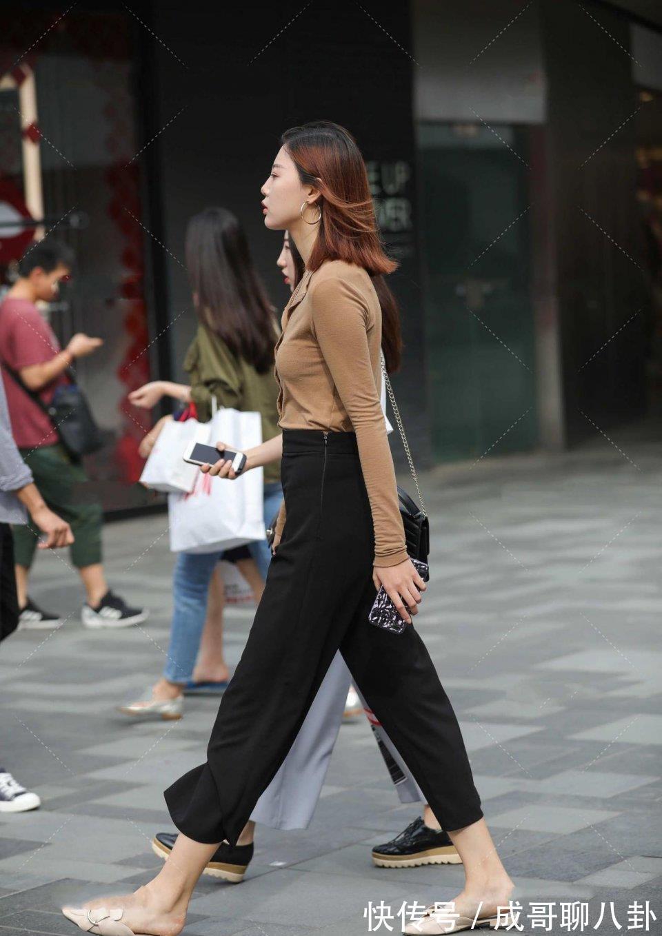 服装界|黑色阔腿裤,搭配棕色上衣和拖鞋,展现女生身材线条美!