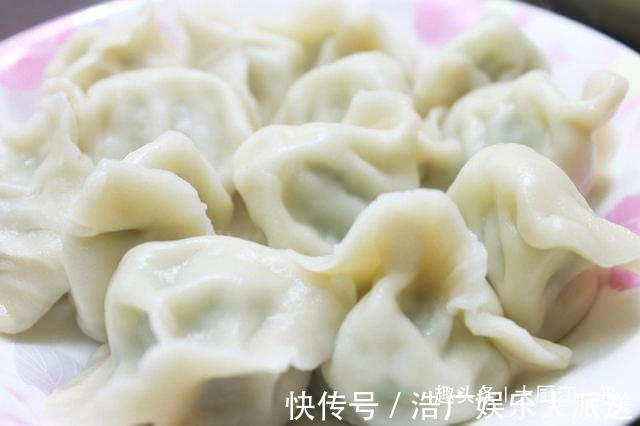 煮饺子时，先下锅煮就错了！多加这一步，饺子口感鲜嫩不破皮