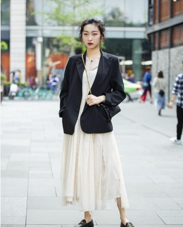 甜美|街拍:小姐姐身材匀称,穿黑白相间的连体衣,气质甜美而有富有感染力