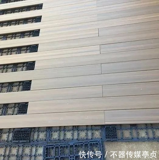 邻居家|邻居家不铺瓷砖，直接用塑料托盘铺木地板，24小时就能铺完全屋