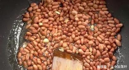操作|翻炒花生米,再翻一步使花生米酥脆不潮湿,操作方便