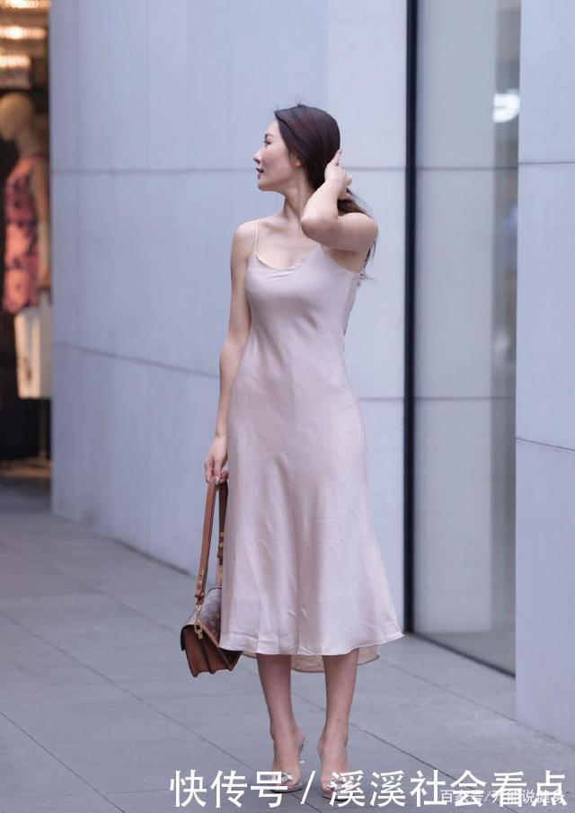 悄然|夏日选择吊带裙,清凉大方又显气质,让您的美丽悄然绽放