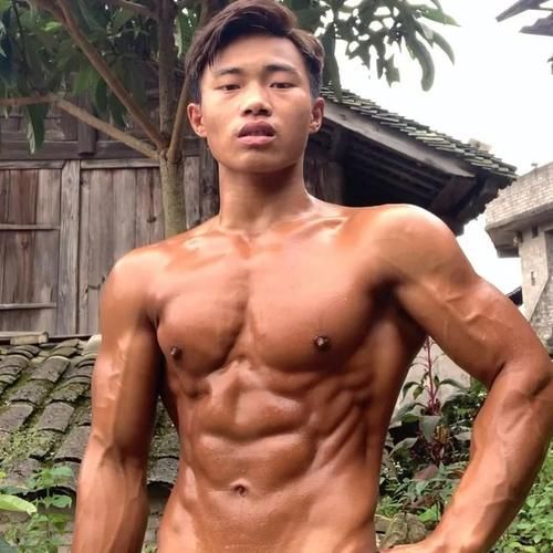 农村|这位从农村里走出来的肌肉男，到底什么水平？
