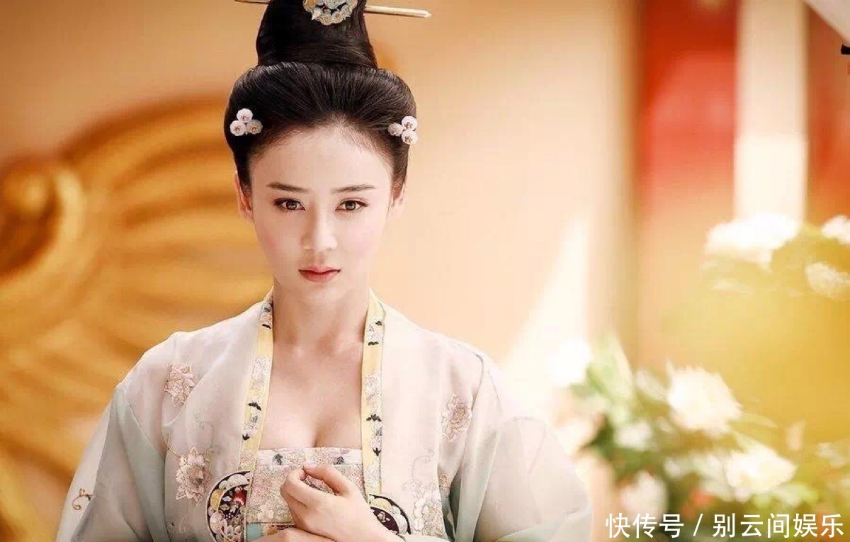 把脊梁骨直起来!新疆棉之后,又有明星公然晒耐克鞋和耐克T恤?