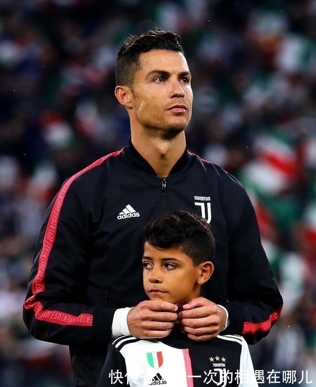 职业球员|后妈堪比亲妈!乔治娜挺孕肚现身球场助阵迷你罗,连C罗都羡慕了