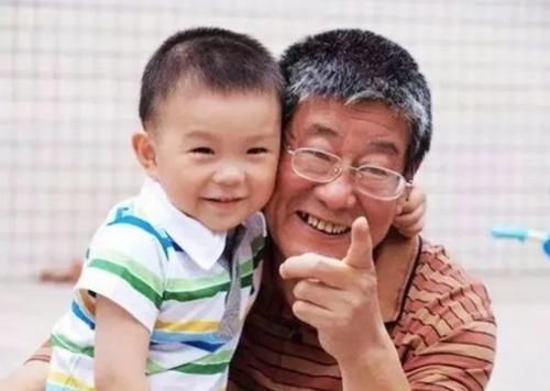 育儿观念|帮儿女带娃的老人,晚年会是什么样?结局无非这三种,令人深思