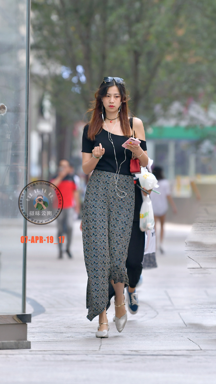 街拍小姐姐的身材其实是极好的，只是长裙不显而已